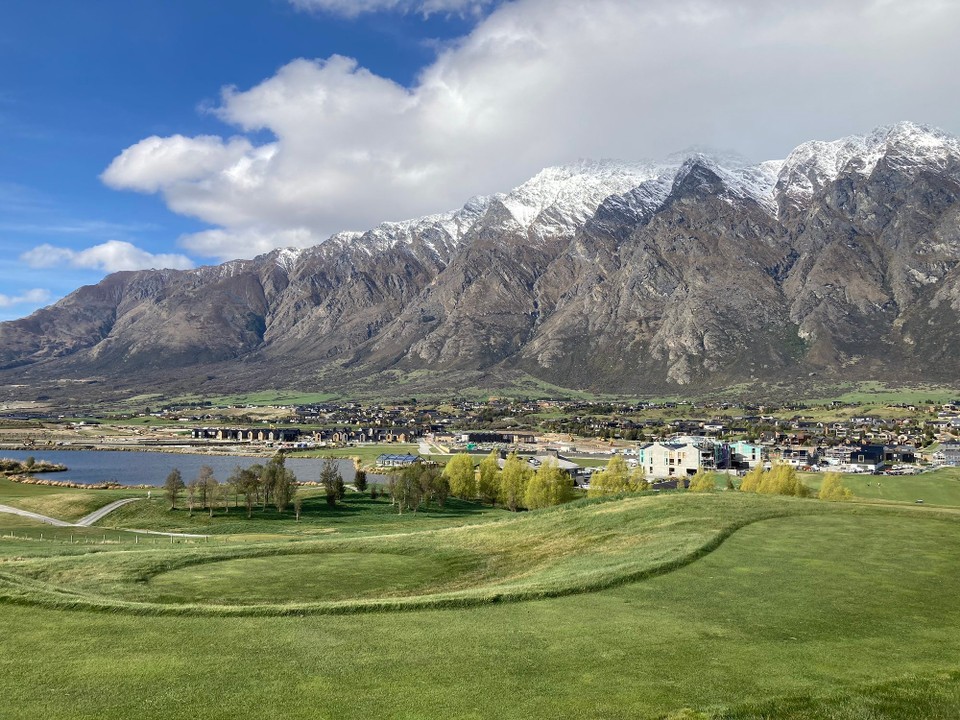 Neuseeland - Queenstown - Unten wird fleißig gebaut, oben sieht man den Regen in Form von Schnee des gestrigen Tages