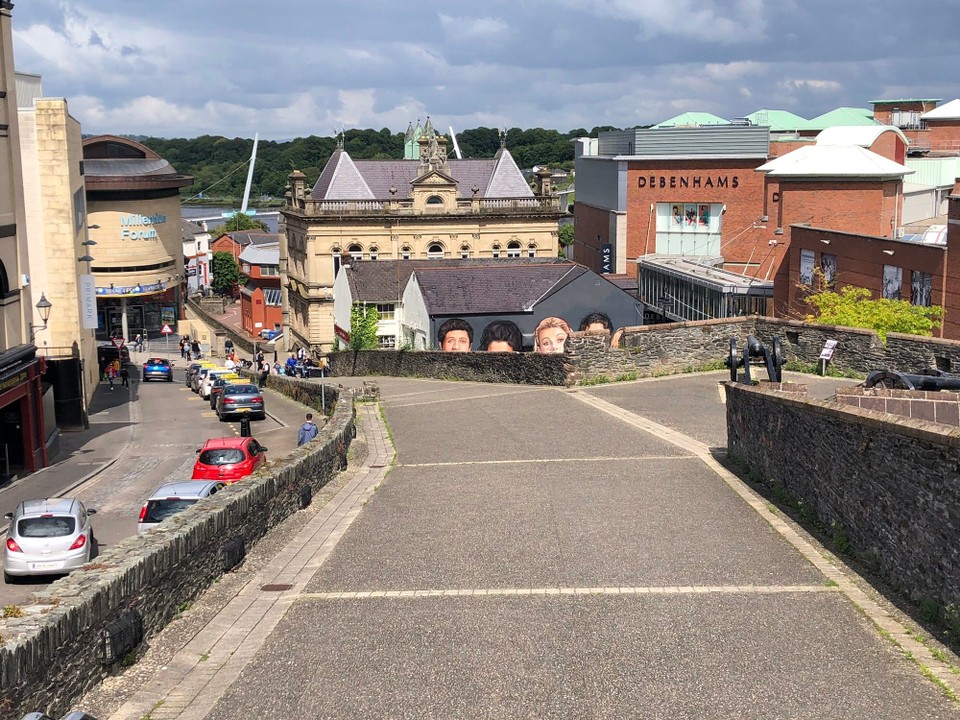 Vereinigtes Königreich - Londonderry - Die Stadtmauer. Vollständig begehbar um den protestantischen Teil der Stadt. Bin einmal rum. Länge: 1 Meile