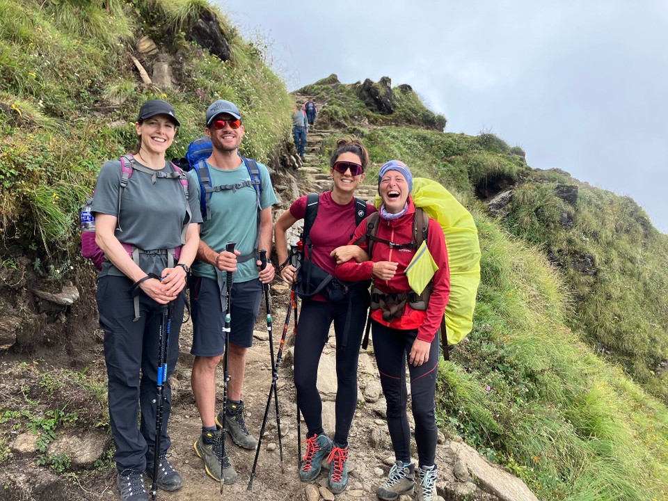 Nepal -  - Kurz hinterm High Camp treff ich auf Madeleines Reisegruppe 🥳 mit Matteo und Mathilda (Italien) und ihrem Guide, der das Bild gemacht hat 🤷🏻‍♀️