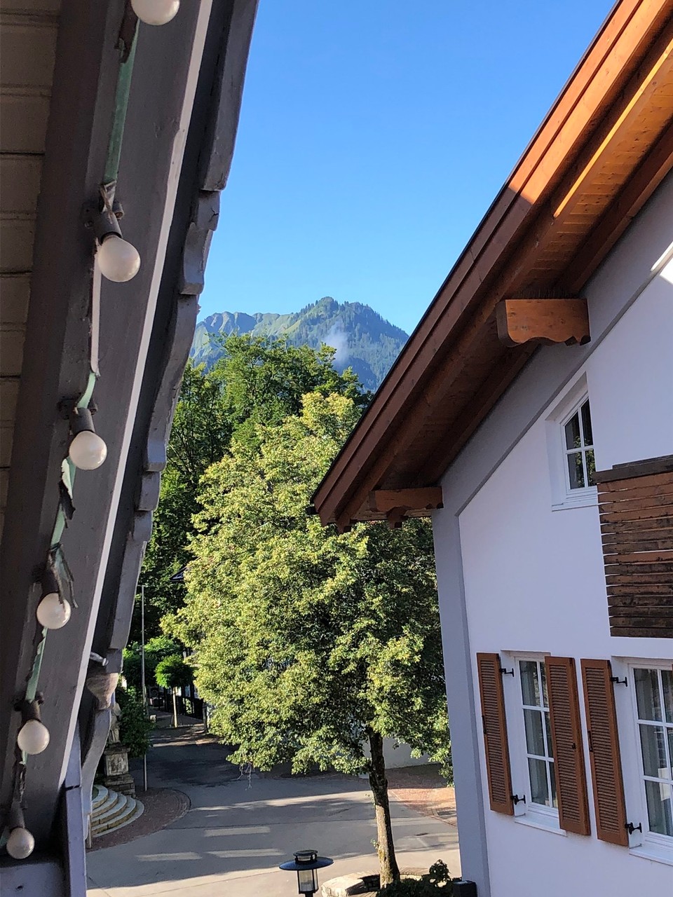 Deutschland - Oberstdorf - Blick aus dem Fenster: Prima, die Sonne scheint wieder am stahlblauen Himmel 