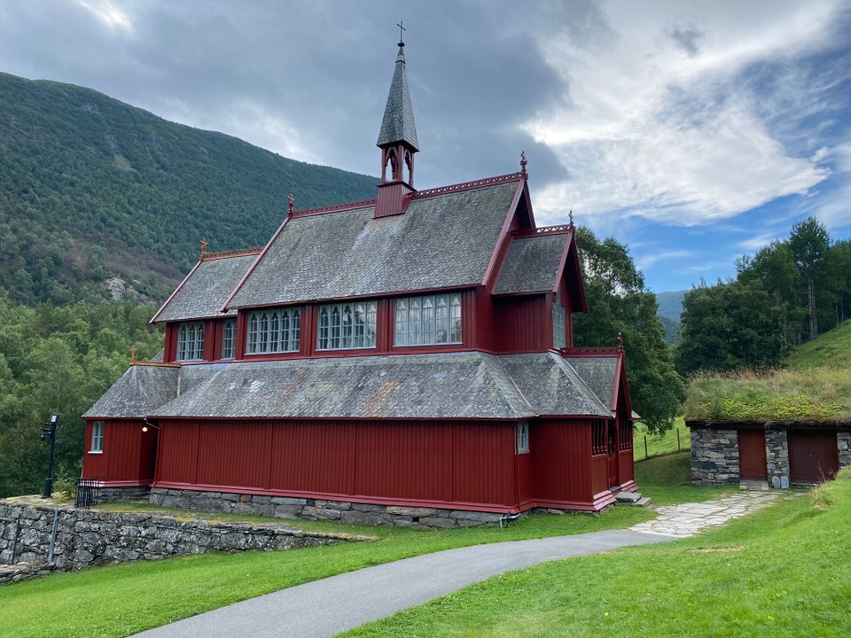 Norwegen - Øvre Årdal - Diese Kirche steht direkt daneben. 