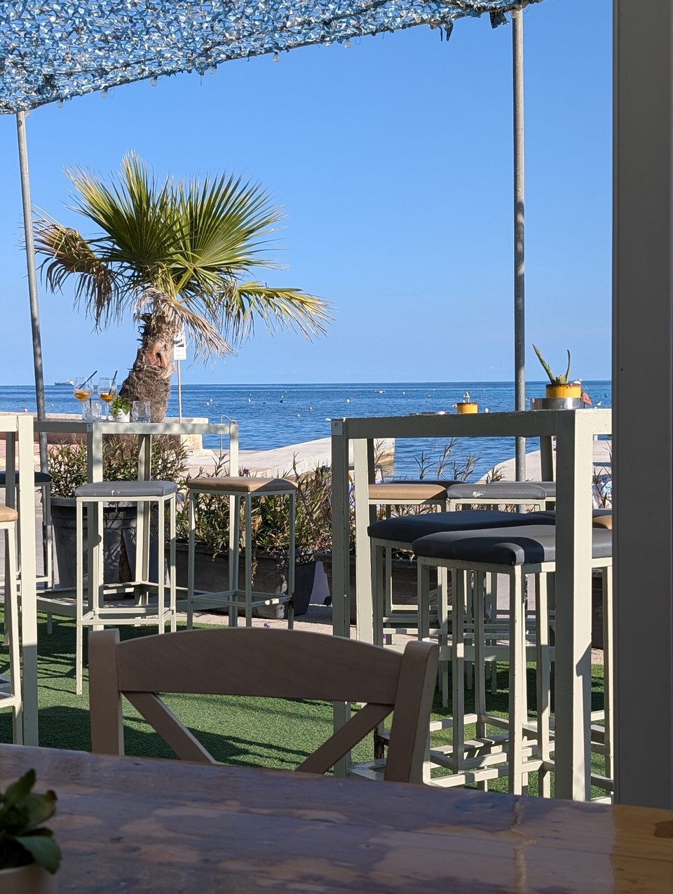 Malta - Marsaskala - Nach so viel Wasser und Fels genießen wir die traditionelle maltesische Fischsuppe bei diesem Ausblick.