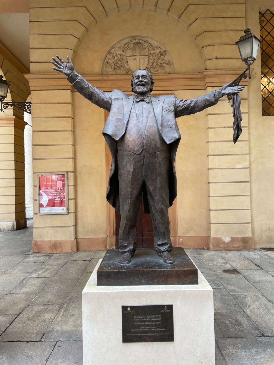 Italien - Bologna - Nicht nur der Weltberühmte alte Balsamico kommt aus Modena, sondern  auch Luciano Pavarotti wurde hier geboren und verstarb hier mit 71 Jahren