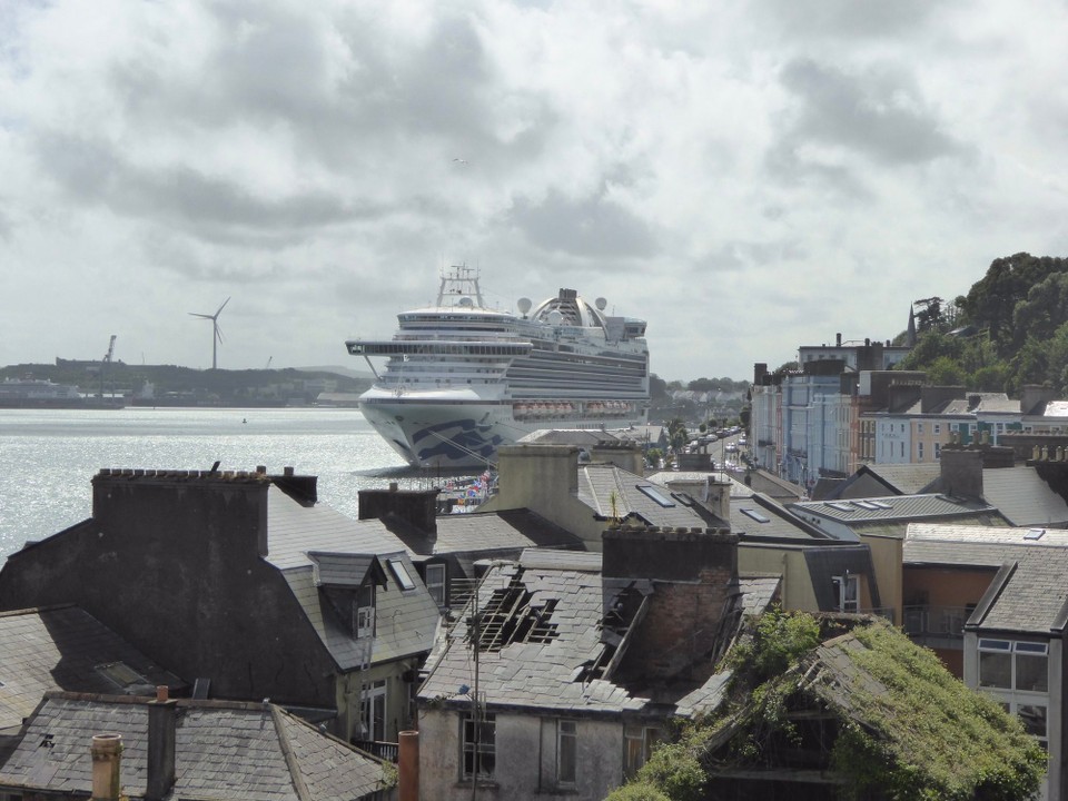 Ireland - Cobh - There is a cruise ship in town! 