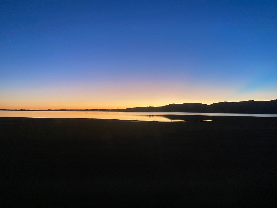 Neuseeland - Seddon - Ganz am Anfang ist der Leuchtturm noch nicht in Sicht, hinter einigen Hügeln liegt er noch ca. 6 km entfernt