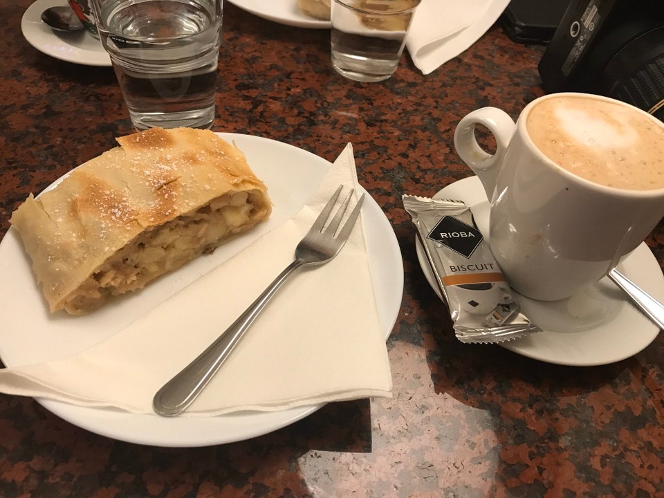 Österreich - Wien - Apfelstrudel | Kanarienvögel | MTV 😂