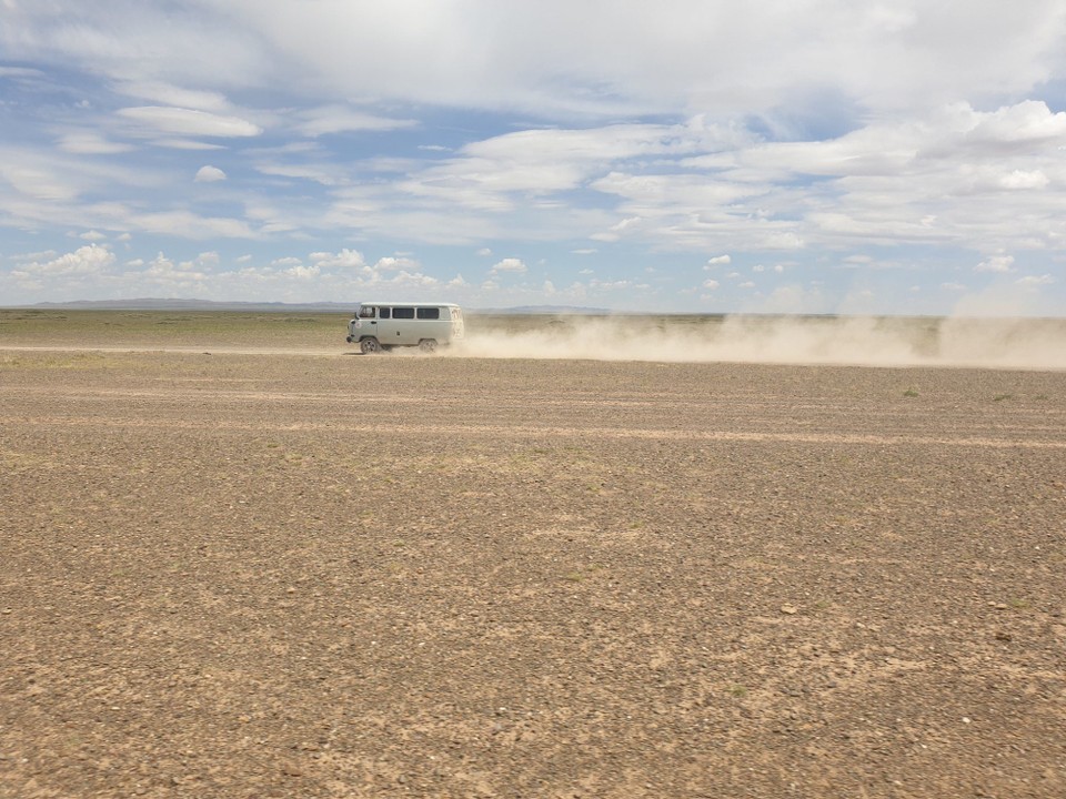 unbekannt - Gobi Desert - What we saw a lot of (one of the other vans making dust)