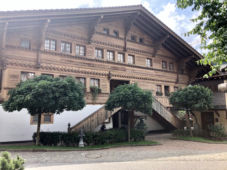 Schweiz - Gstaad - Nach 19 Jahren vorm Restaurant Cheesery, wo Corinna eine Sommersaison im Jahr 2000 als Commi de Rang arbeiten durfte. Ein Gourmetrestaurant unter der Leitung von Herrn Robert Speth, welcher 2019 das Restsurant abgeben wird um in den Ruhestand zu gehen. 