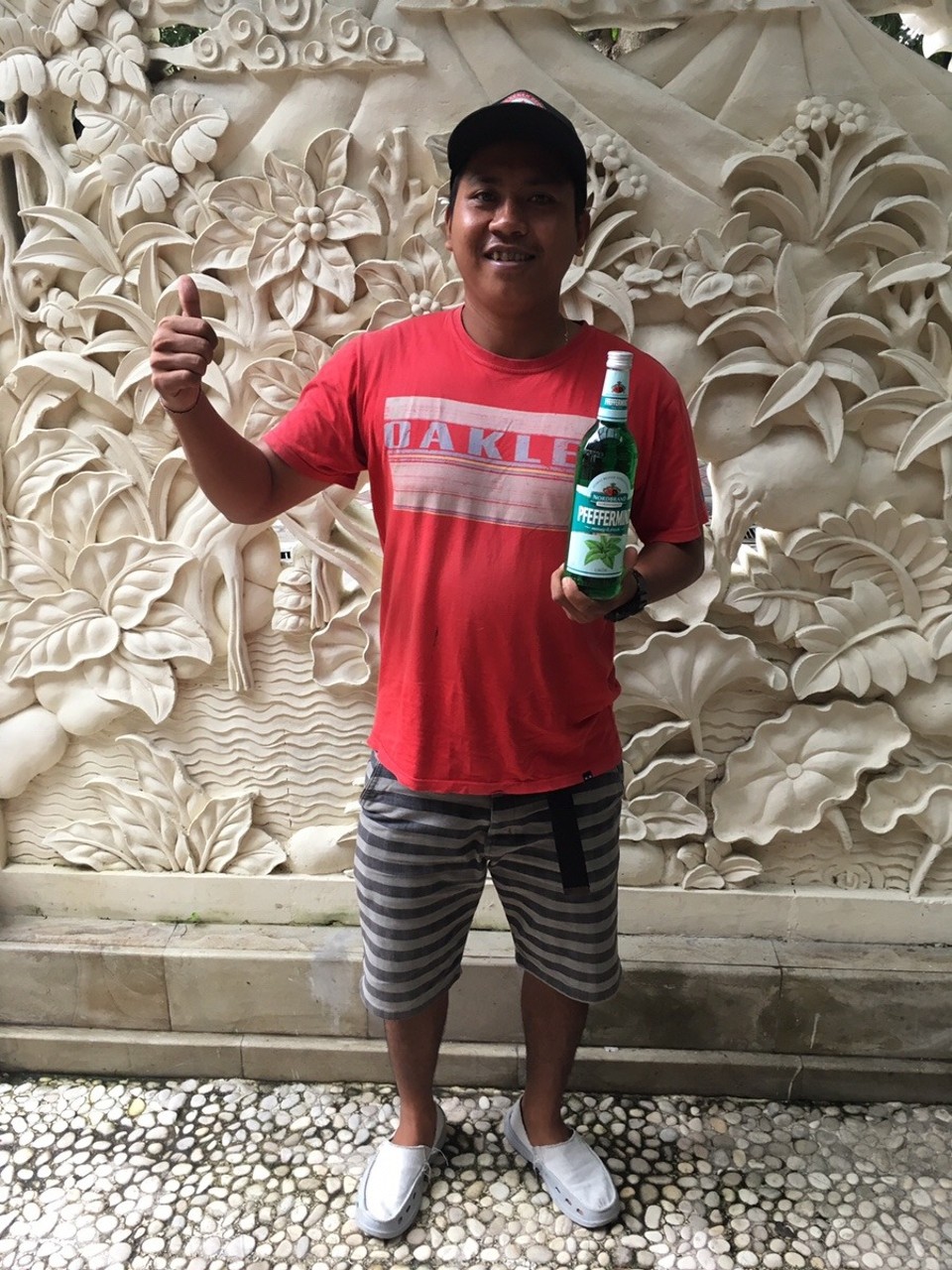 Indonesien - Badung - Unser Fahrer, nachdem er uns in Kuta abgesetzt hat, mit unserer Pfeffiflasche :)