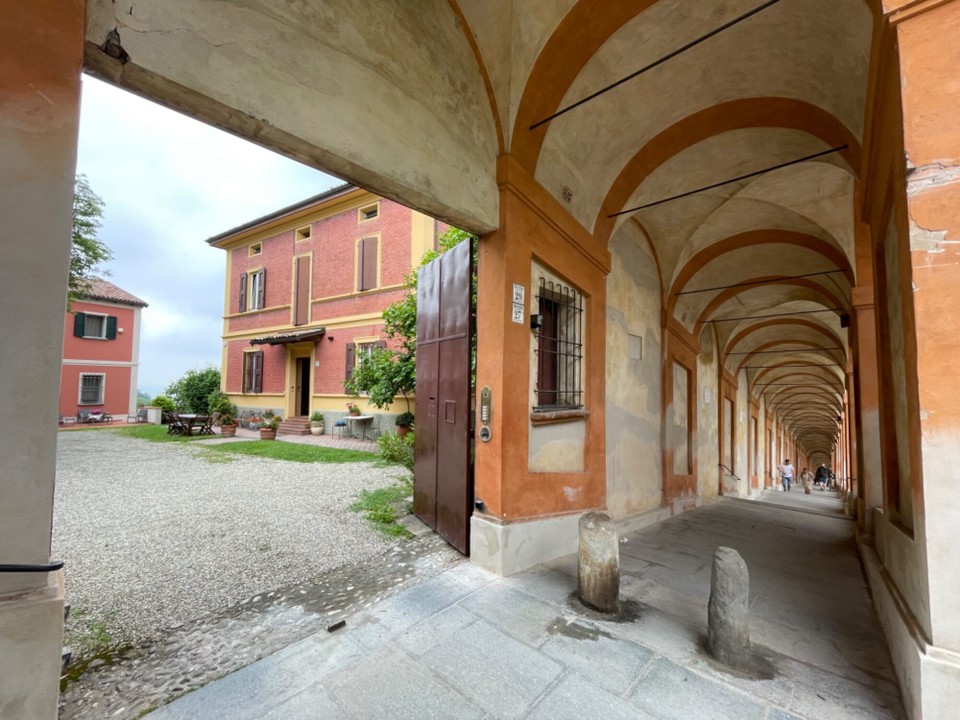 Italien - Bologna - Einblick in ein Anwesen am Bogengang