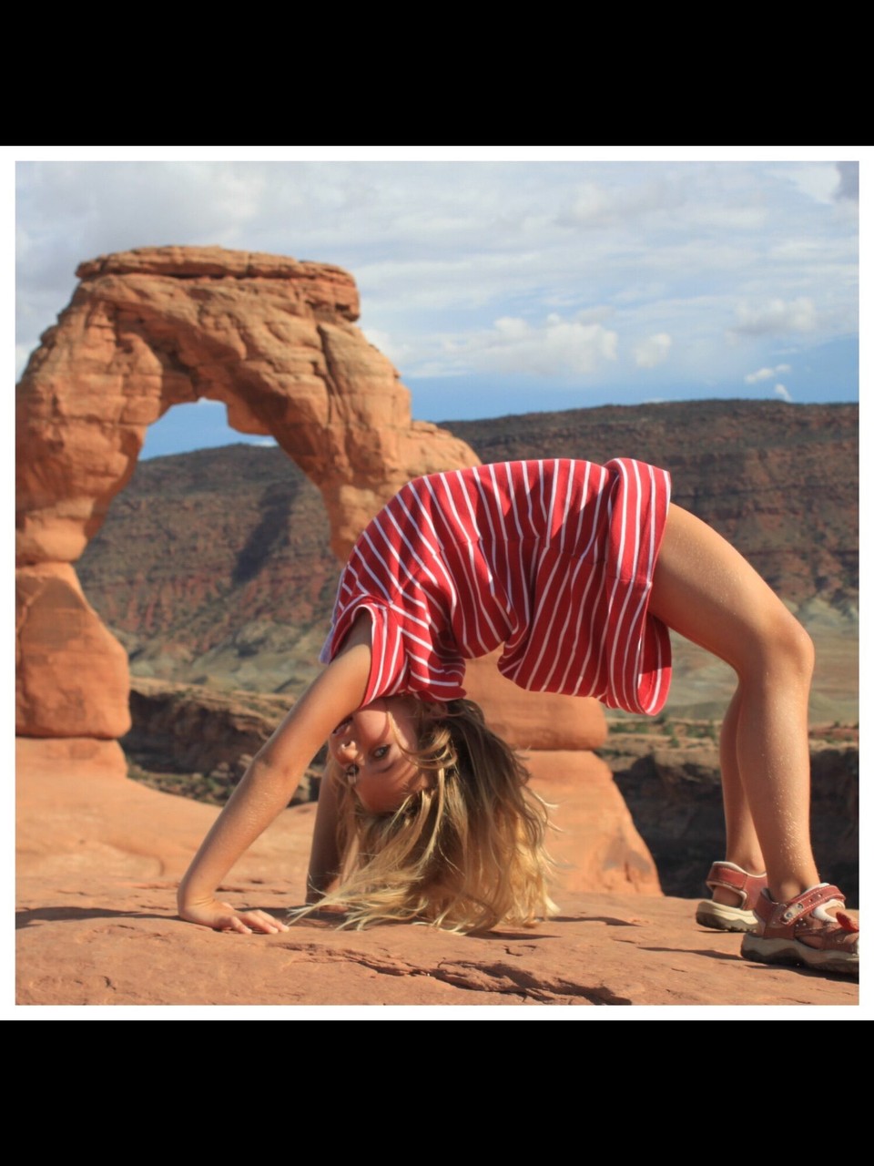 Vereinigte Staaten - Moab - Das Bild esch vor 14 Jahr bim Delicate Arches entsande. Natürlich hani das müesse nachestelle (ha sogar dihei güebt und gluegt dassis no cha😂). Ich muess säge als 7 Jährigi Geräteturnerin esch das ganze bits eifacher gsi, es hed scho chli weh do im Rücke.😂😂