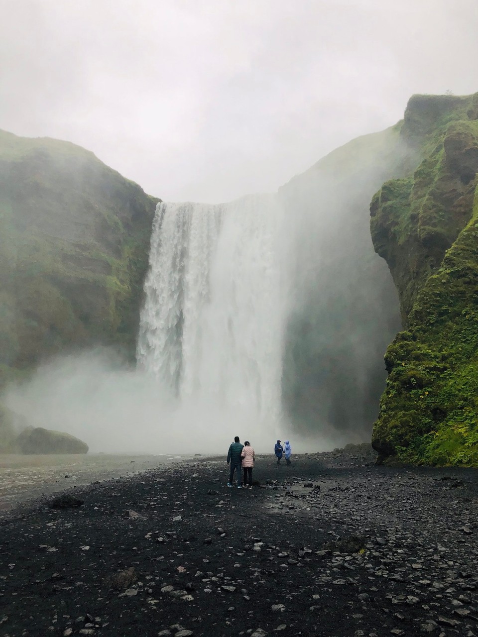Island - Rangárþing eystra - Langsam trennt sich die Spreu vom Weizen 🤪 Der Grund: ab hier wird man langsam aber sicher nass und nur die glücklichen Regenjackenbesitzer wagen sich weiter an den Skógafoss heran…