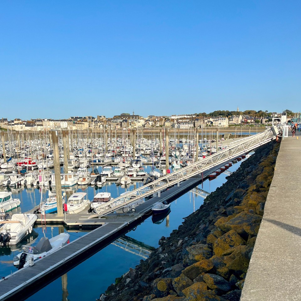 Frankreich - Saint-Malo - Hafen in Saint-Malo. Gut zu sehen, wie tief der Wasserstand bei Ebbe sinkt. 
In Saint-Malo gehören die Gezeitenunterschiede zu den höchsten in Europa. 