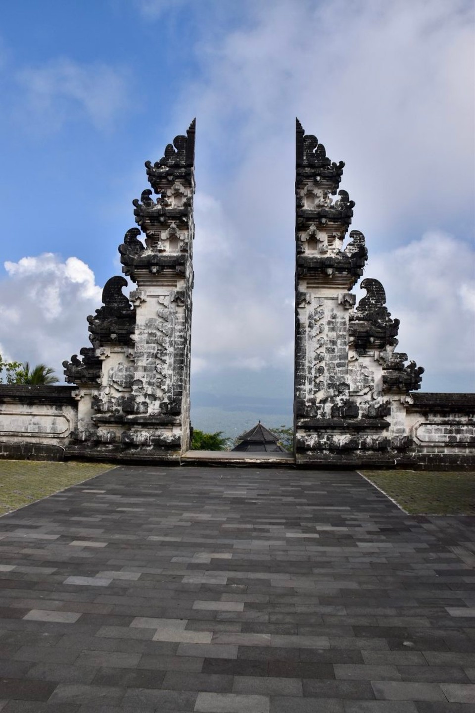 Indonesien - Karangasem - Der Tempel wird von den Einheimischen auch als "Himmelstor" bezeichnet.
Nach 3 Stunden Wartezeit rief plötzlich jemand 153, also waren wir an der Reihe.
Wer immer noch glaubt man kann dort hinfahren und sein Foto machen, der wird schwer enttäuscht.
Auch hier ist der Kommerz angekommen.