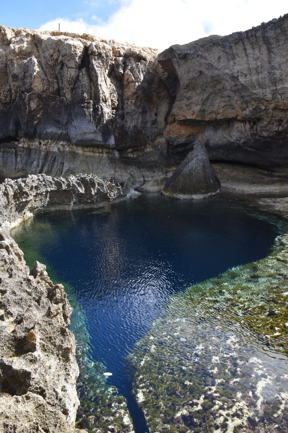Malta - Ghasri - Das sogenannte Blue Hole ist ein Loch im Boden der Steilküste und bildet somit quasi einen See.
Das Loch ist 10 Meter breit und knapp 15 Meter tief.
Ab circa acht Metern Tiefe befindet sich einen Torbogen, durch den man dann ins offene Meer tauchen kann.