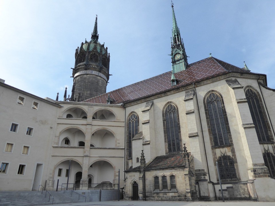 Deutschland - Lutherstadt Wittenberg - und vielen schönen Sehenswürdigkeiten. Ich habe einen kleinen Stadtspaziergang gemacht und mich über sehr viele Cafés und Restaurants gefreut. Halb Sachsen-Anhalt saß draußen.