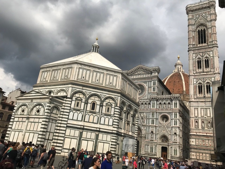 Italien - Florenz - Mit Sonne uns von hinten: Dom Santa Maria oder besser die Kathedrale von Florenz und die viertgrößte Kirche in Europa. Nach dem Mailänder Dom.