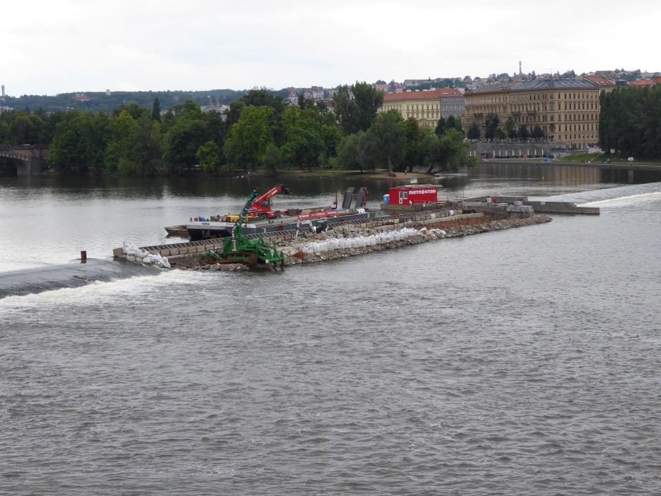 Tschechien - Prag - Da man in Prag wegen viel Kopfsteinpflaster fast nicht fahrradfahren kann, werde ich die Moldau noch ein Stück weiter erkunden. Vorbei an dieser Staustufenbaustelle schaue ich morgen mal, wie es außerhalb aussieht. Ihr hört von mir......
