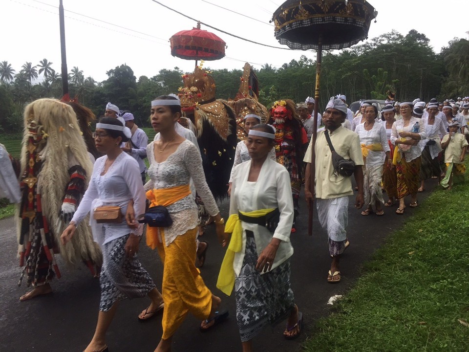 Indonesien - Banjar - Prozessionen in verschiedenen Dörfern in Bali besonders häufig vor dem Vollmond 