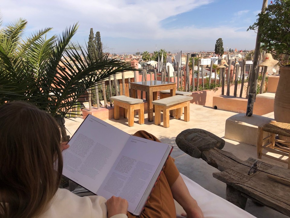 Marokko - Marrakech Médina - Nichtstun und Bücher durchstöbern 