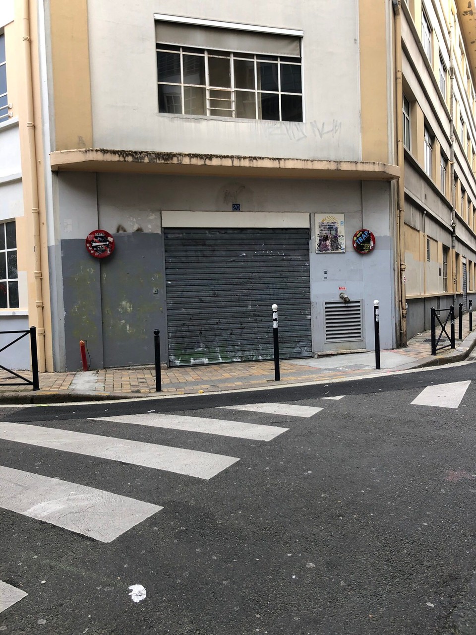 Frankreich - Bordeaux - ...Unis in einem Parkhaus