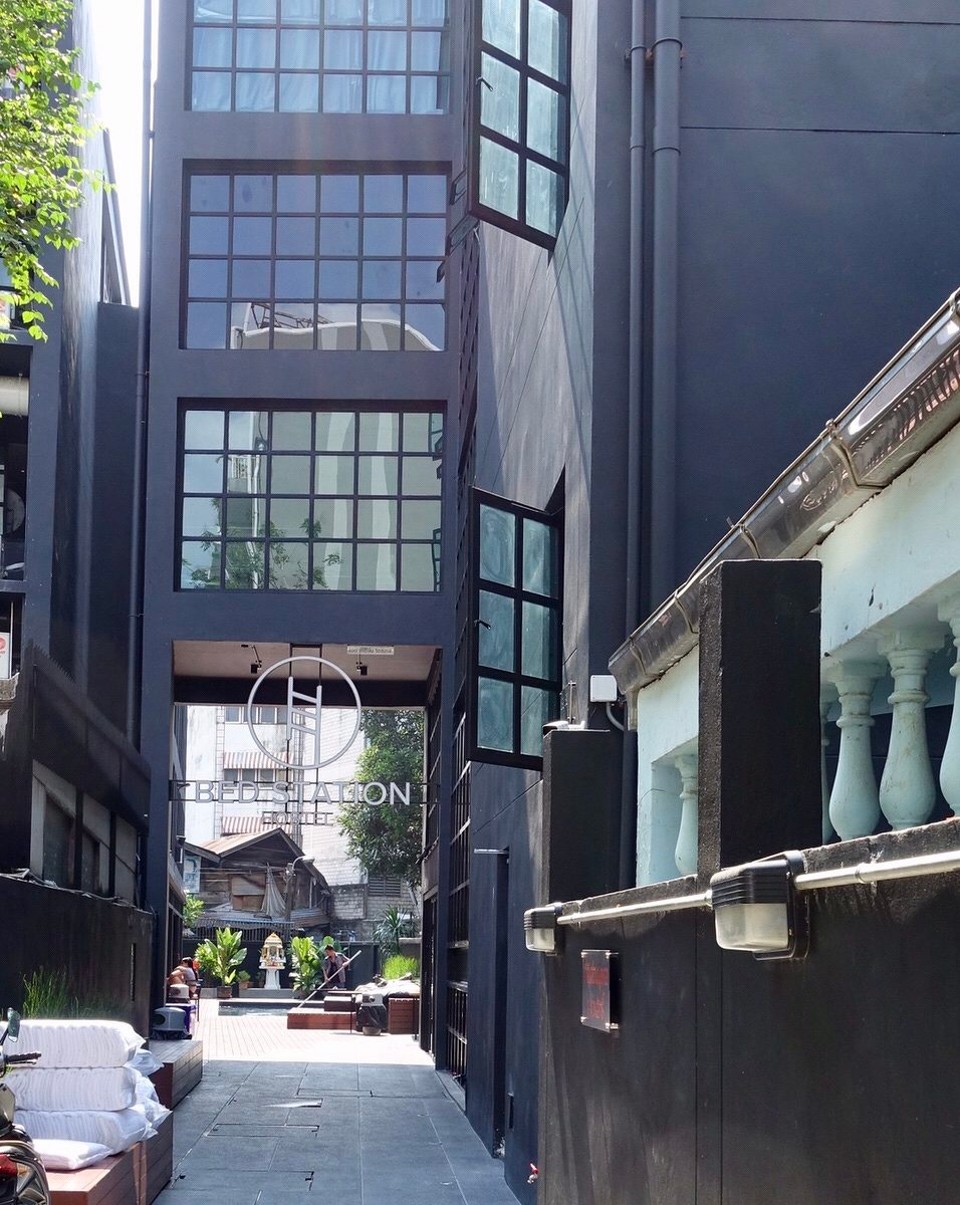 Thailand - Bangkok - Hostellet ligger i en bakgate, med egen sikkerhetsvakt. 