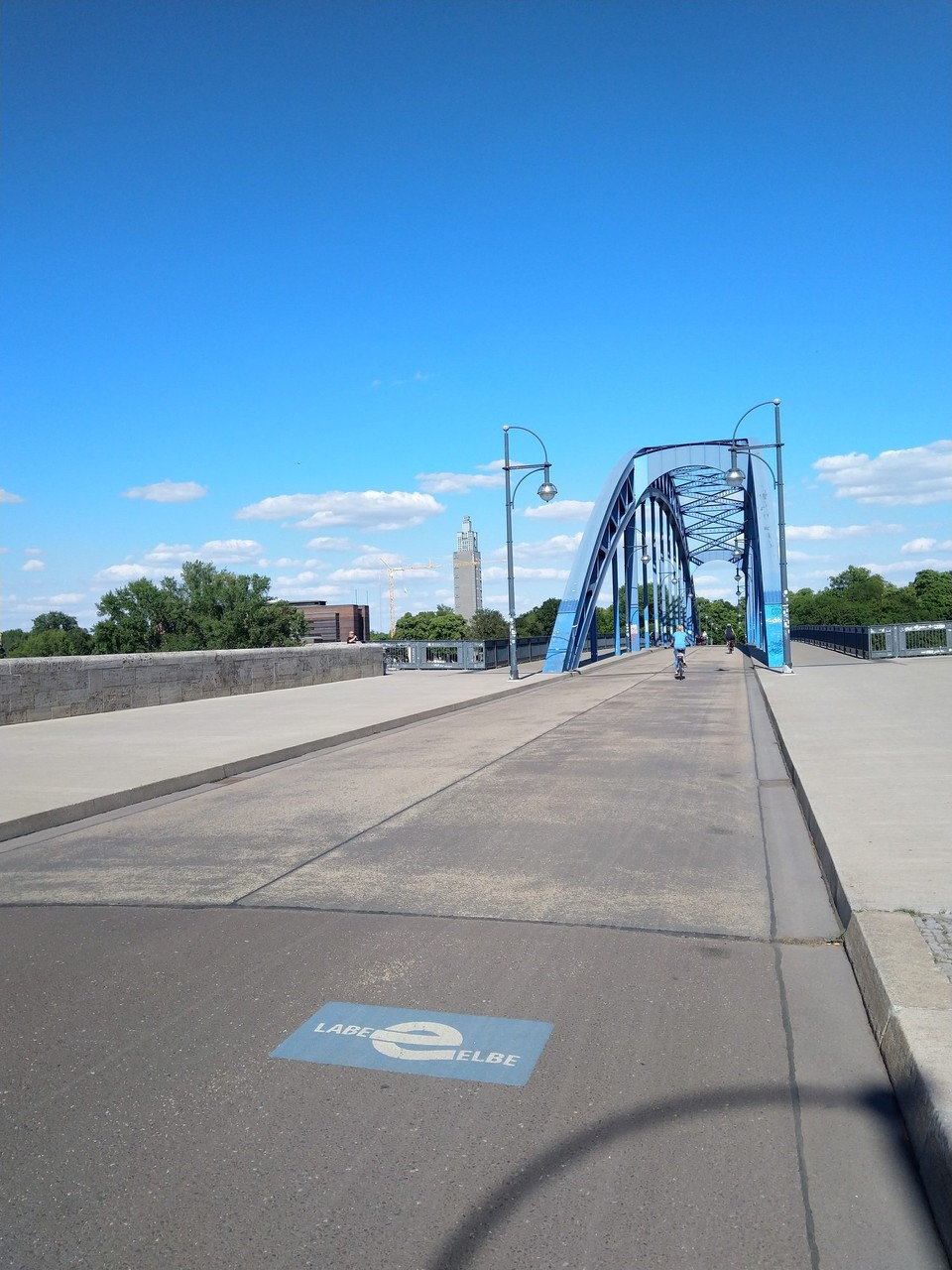 Deutschland - Magdeburg - Zusatzinfo: In Magdeburg ist grundsätzlich alles in Elberadwegblau: Brücken, Himmel und die Klamotten von Radlfahrerinnen. Ich weiß es zu würdigen 💙.