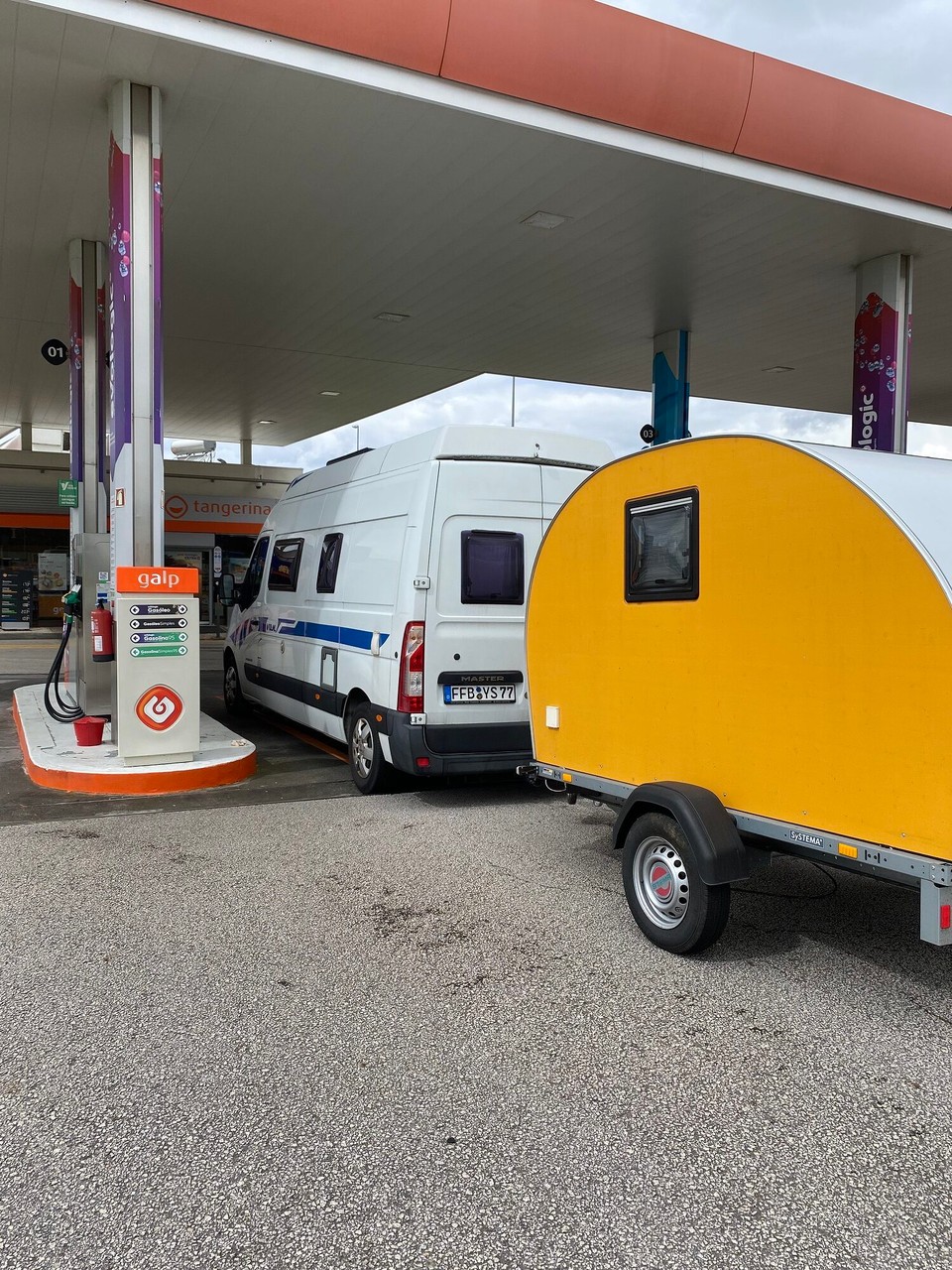 Portugal - Fratel - Erster Tankstopp nach Lameira Cimeira und er hängt noch dran!👌