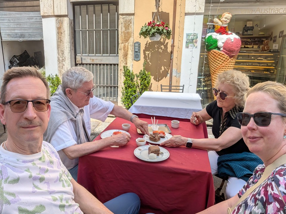 Italien - Rom - Im Judenviertel, nicht weit von der Synagoge, geniessen wir Eis und Kuchen.