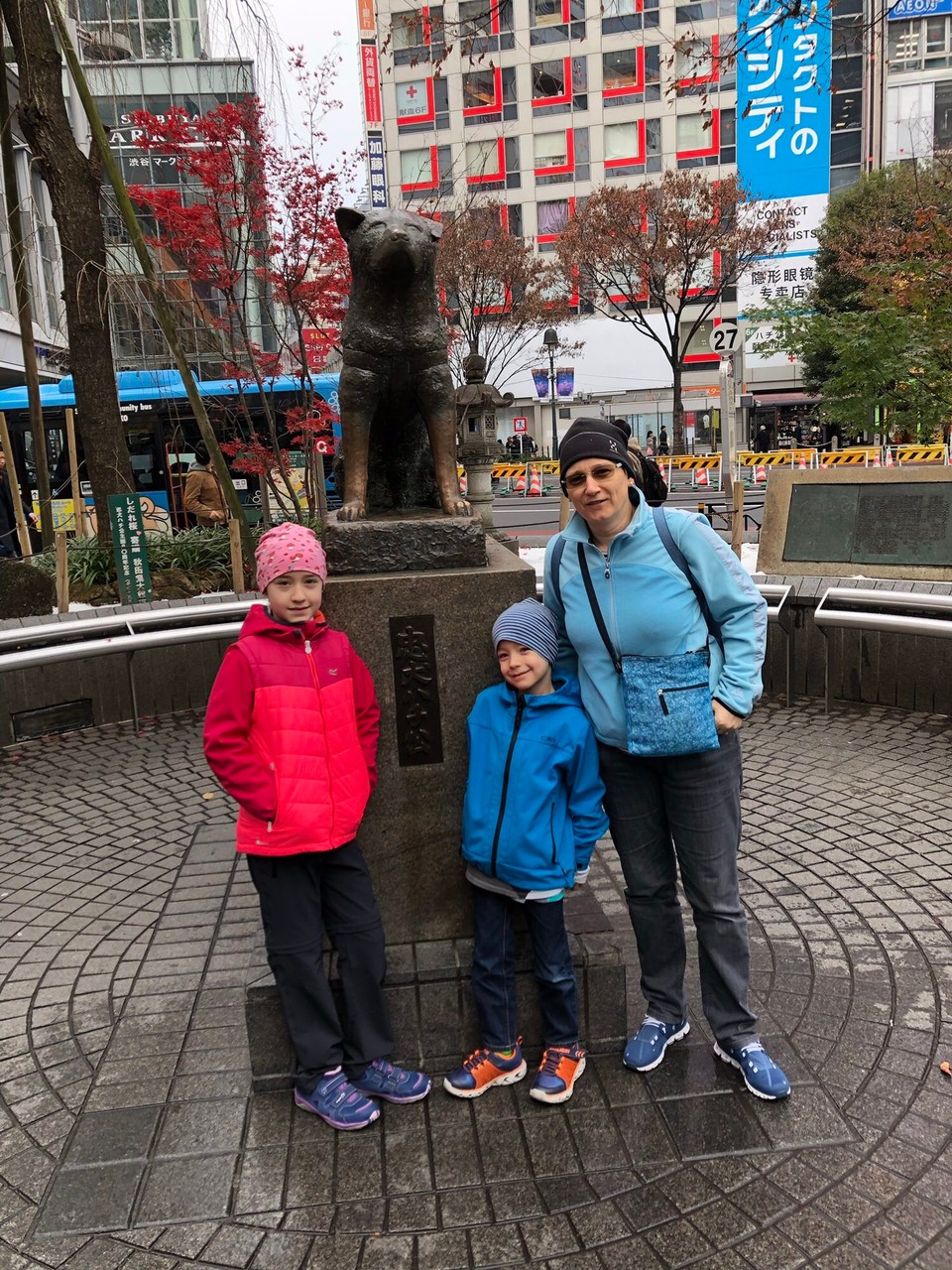 Japan - Shibuya-Ku - Vor der Hachikō-Statue. 