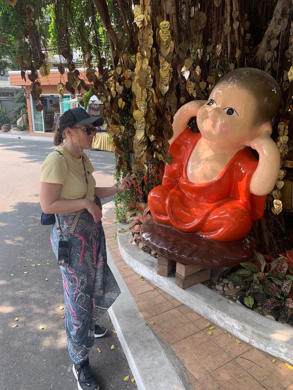 Thailand - Bangkok - Da versucht Milena Ehsan etwas zu erklären. Aber er möchte nicht hahah 