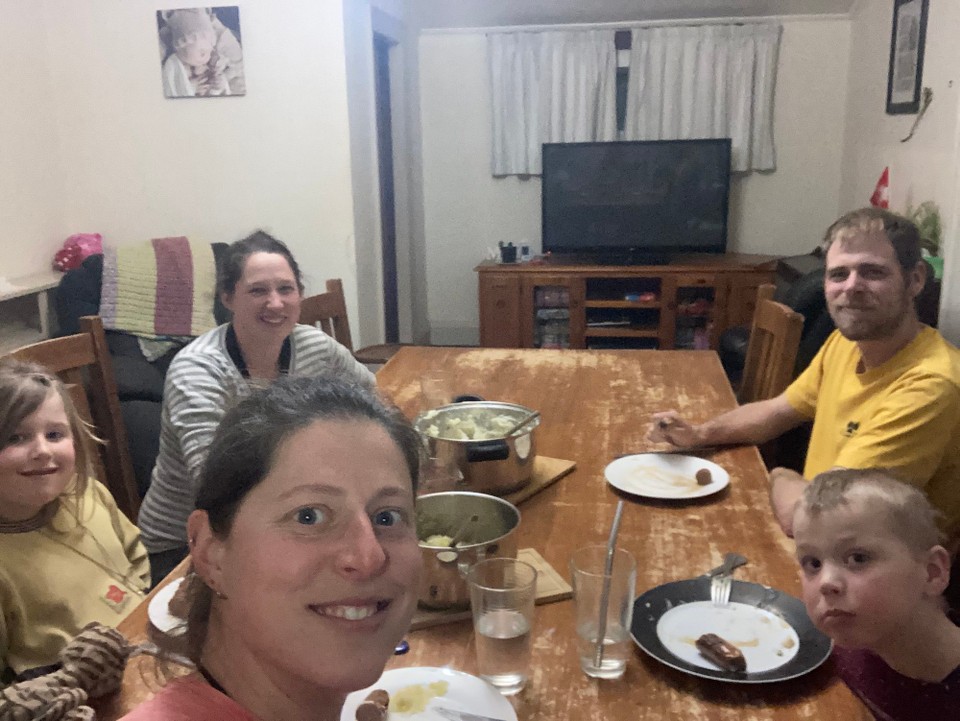 Neuseeland - Geraldine - Und Abendessen in der neuen Familie mit Ramona und Melanie links von mir und Joshua und Arno rechts 😅
Es gab selbst gemachtes Sauerkraut mit Kartoffeln und Bratwurst 🤤 