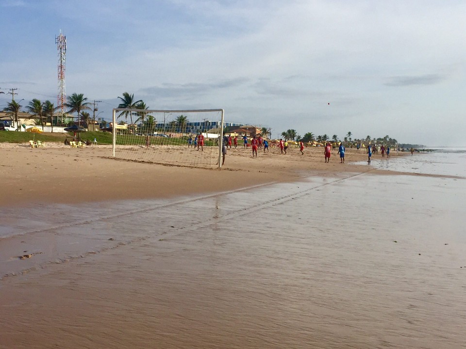 Brasilien - Praia do Flamengo - Fußball bei Ebbe am Strand