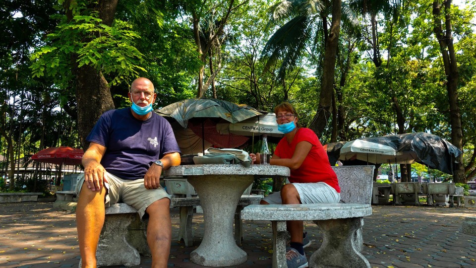 Thailand - Bangkok - Rumstitzen im Park
