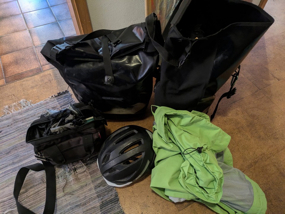 Deutschland - München - Morgen früh geht's erstmal mit dem Zug nach Hamburg. Gefühlt habe ich extrem wenig Gepäck. Was habe ich vergessen?