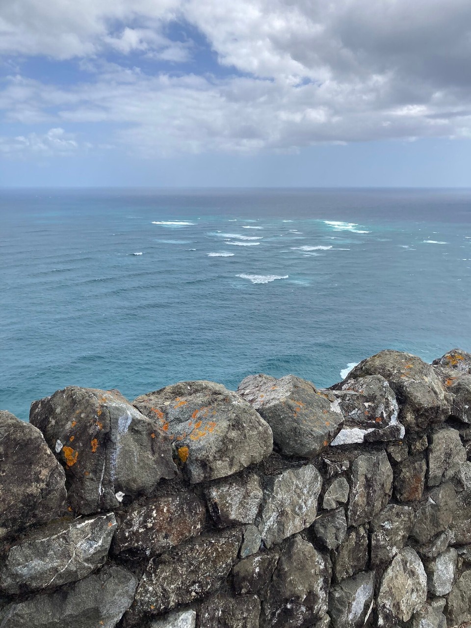 Neuseeland - Te Kao - Hinter dem Cape treffen zwei Meere aufeinander - die Tasmanische See und der Pazifik - der Schaum wird an der Übergangsstelle aufgeworfen