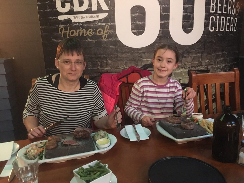 Neuseeland - Dunedin - Wir essen in der „Craft bar and kitchen“ im Octagon Fleisch vom heißen Stein und sind sehr zufrieden. 