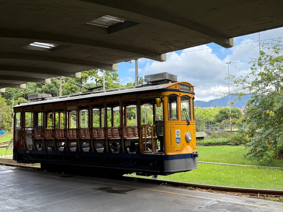 Brasilien - Rio de Janeiro - Eine der ältesten Straßenbahnen der Welt, fährt hoch zum Künstlerviertel Santa Teresa.