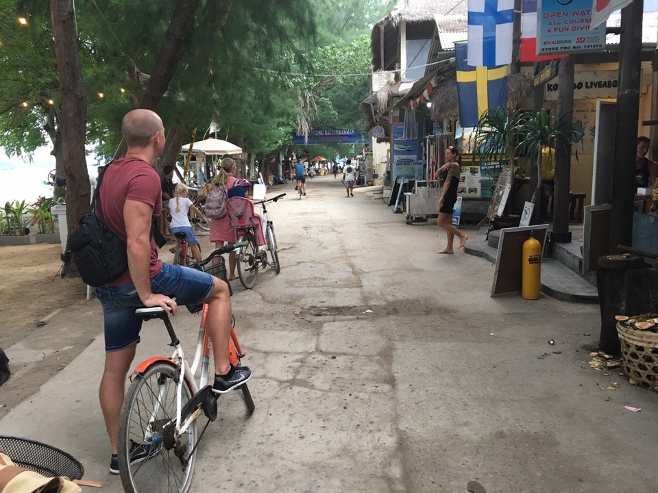 Indonesien - Lombok Utara - Ostseite Gili Trawangans. Hier ist es viel touristischer als auf unserer Westseite, es gibt mehr Läden, Restaurants, Bars etc.