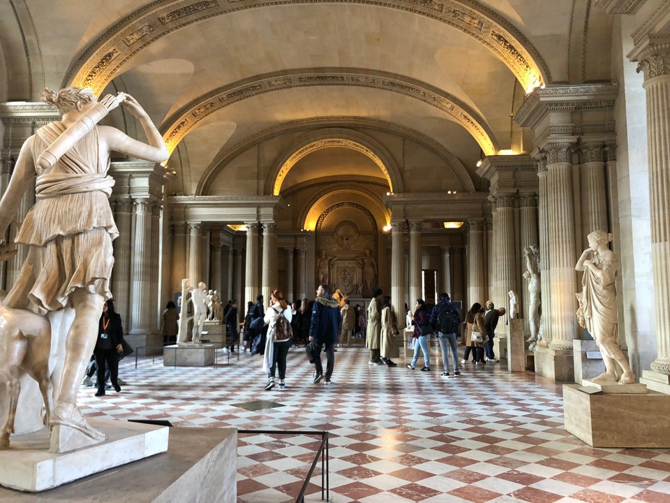 Frankreich - Paris - Der Palast des Louvre ist mit seinen zahlreichen Ausstellungen sehr vielfältig gestaltet.