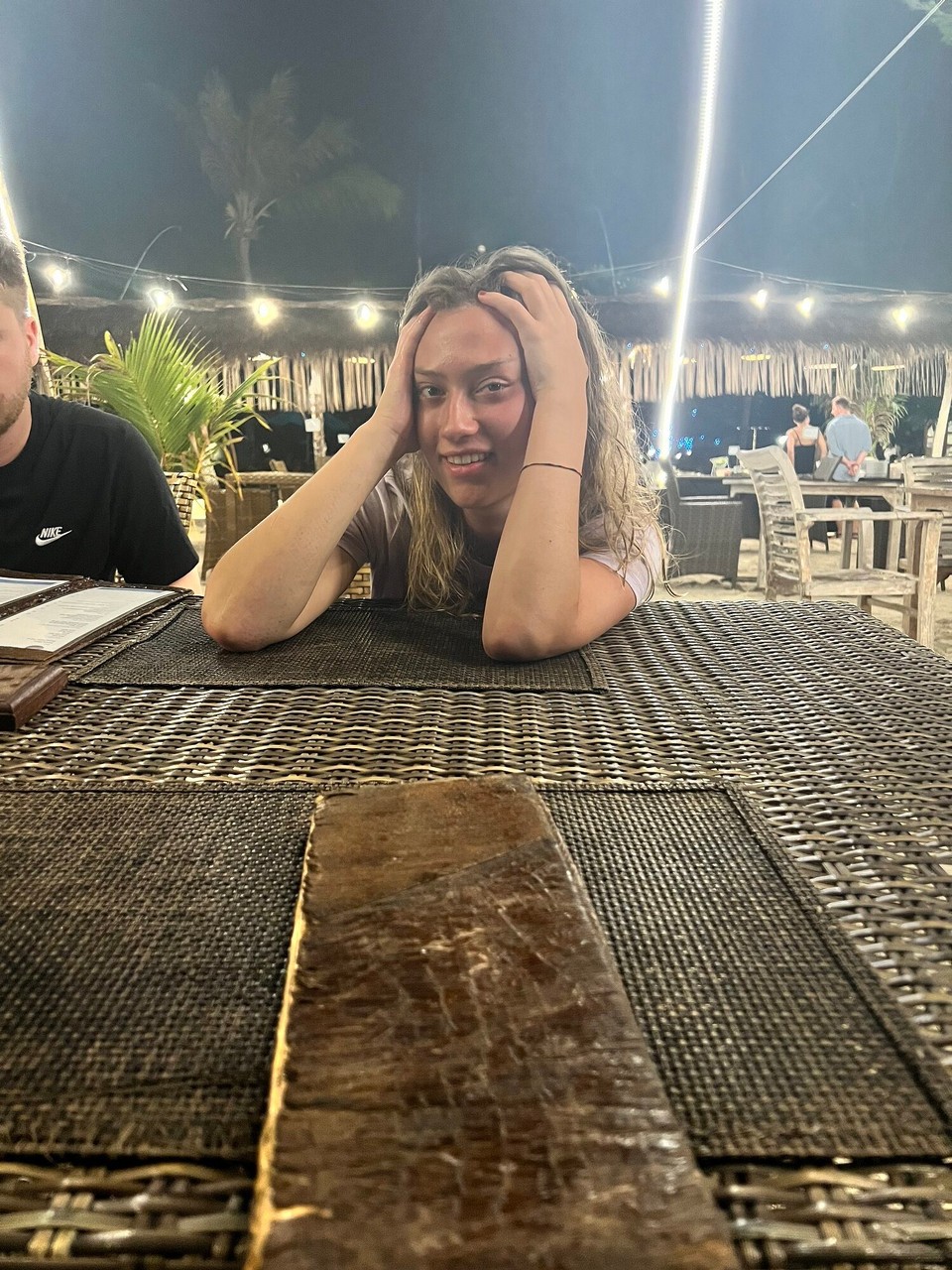Indonesien - Kabupaten Lombok Utara - Da ist jemand fix und fertig vom ersten Tag des Tauchkurses 😴🛏️