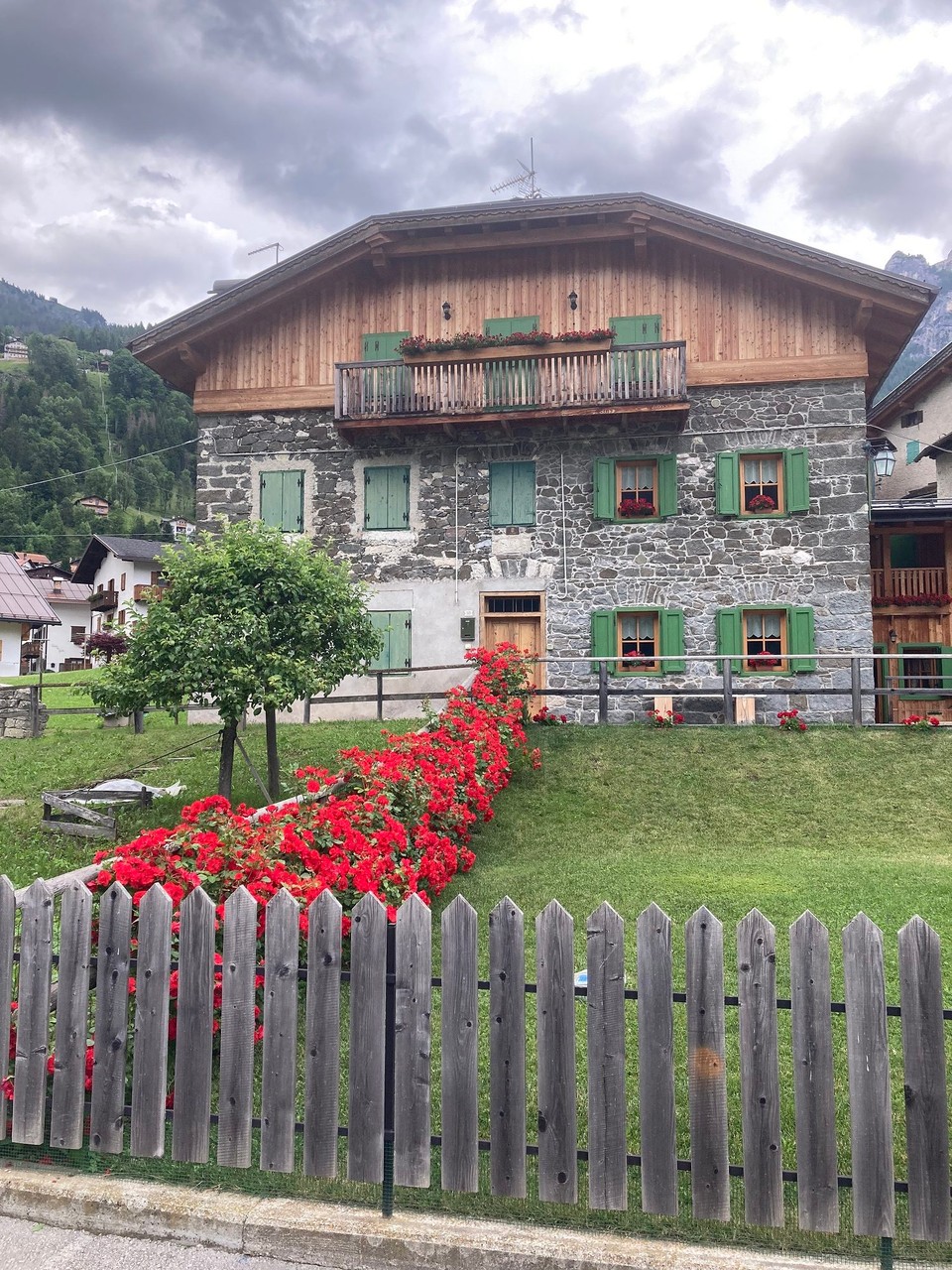 Italien - Rocca Pietore - Ein altes zweigeteiltes Haus am See