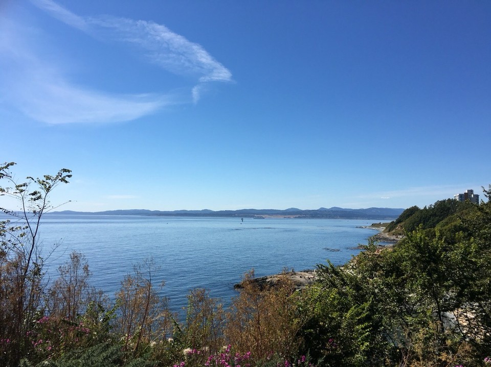 Kanada - Victoria - Das schöne an Vancouver Island, ist einfach das es eine Insel ist und man daher auch vom Strand nicht weit entfernt ist. Ja ich weiß, dass ist alles sehr offensichtlich. Aber hier sind die Strände einfach traumhaft. Ja ich brauche nicht unbedingt Sandstrand um etwas traumhaft zu bezeichnen