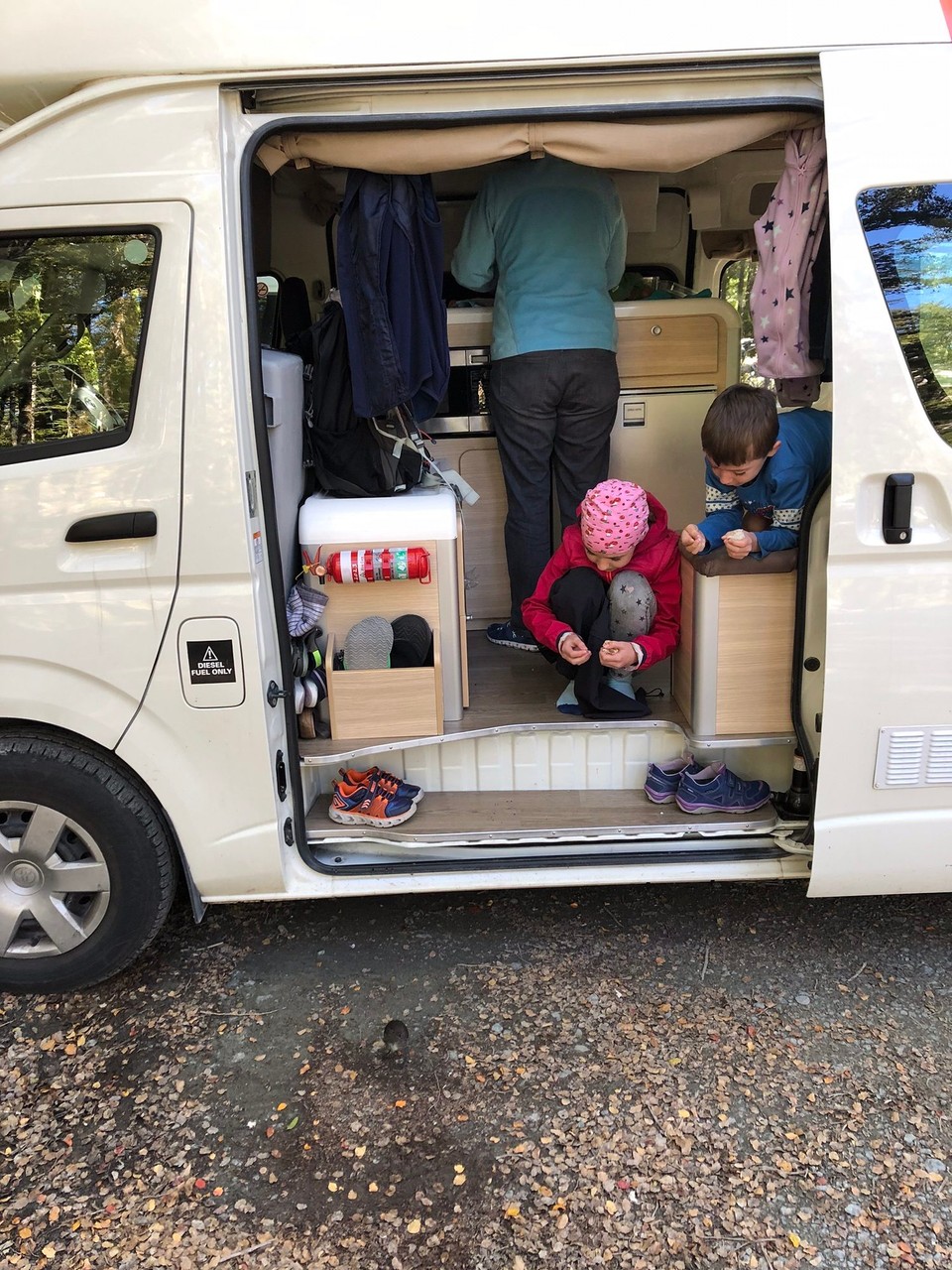 Neuseeland -  - Auf der Fahrt vom Milford Sound nach Queenstown halten wir am Gunn Lake und machen einen Spaziergang (Lake Gunn nature walk).
