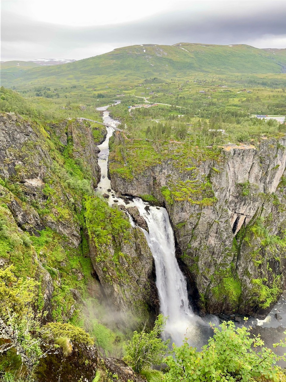 Norwegen - Vøringsfoss - Im der Mitte sieht man noch die Brücke über den Wasserfall