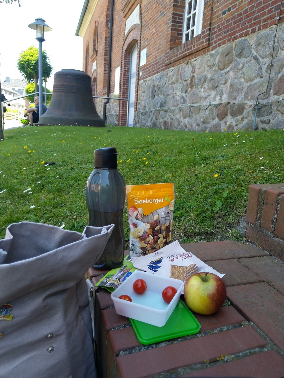 Deutschland - Boizenburg/Elbe - Zum ersten Mal hat mich das Fahren heute angestrengt. Hitzenund Wind. Ich brauchte eine ausgiebige Pause. Wie gut, dass mir Andrea und Udo gestern ein Carepaket geschnürt hatten. Ich rastete im Schatten von Kirchenmauern.
