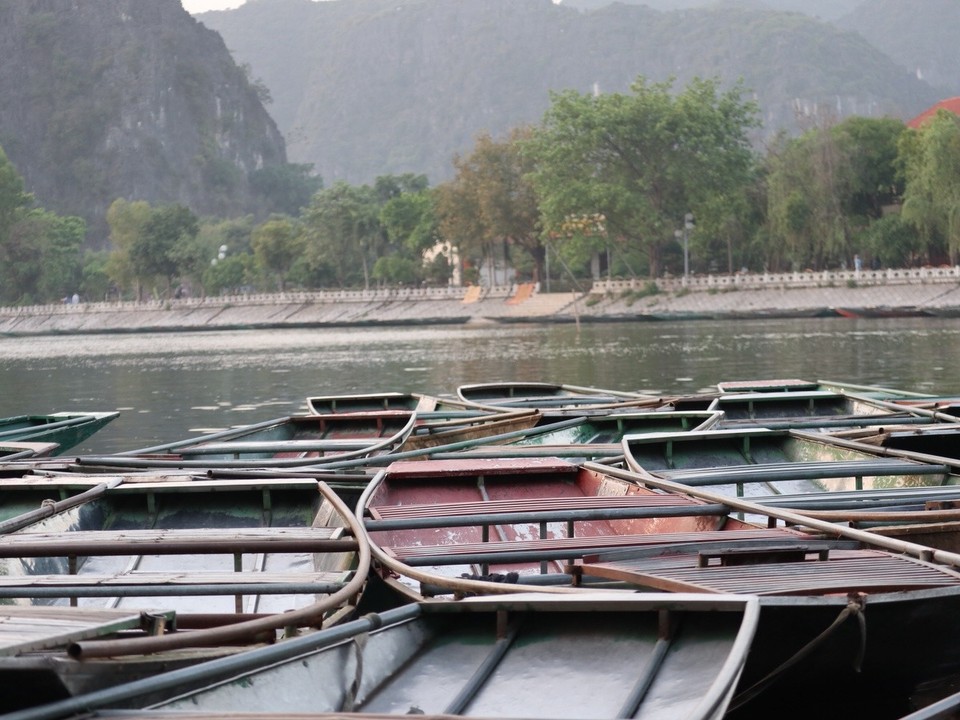 Vietnam - H. Hoa Lư - Anhand der vielen Boote erkennt man schon die Ausrichtung auf die Touristen...