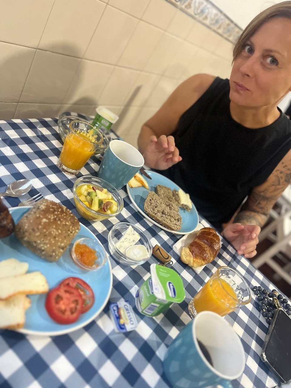 Portugal - Longueira-Almograve - Noch hat sie den Kaffee nicht probiert. 