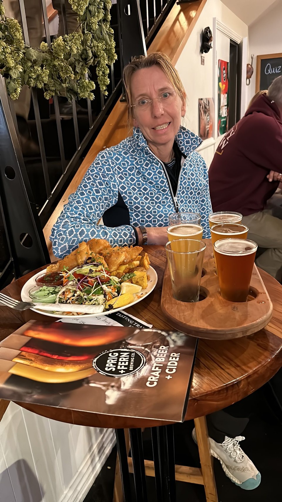 Neuseeland - Abel Tasman National Park - Als Siegesfeier gingen wir sehr lecker in Mouteka in der Brauerei essen und dazu haben wir eine kleine Bierprobe von sechs der 18 crafted Biere 🍺 genossen