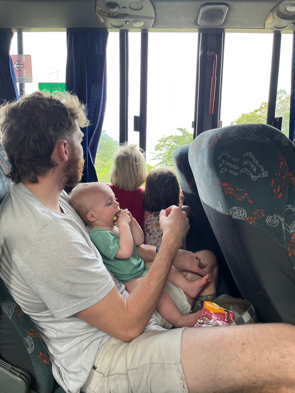 Costa Rica - Talamanca - Juhuu! 5 Stunden Busfahrt. Es geht quer durch CR durch Regenwälder und Berge bis wir endlich das karibische Meer sehen! 🏝️